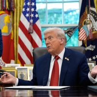 Trump anuncia aranceles de 100% a medicamentos y otras tasas para muebles y camiones pesados