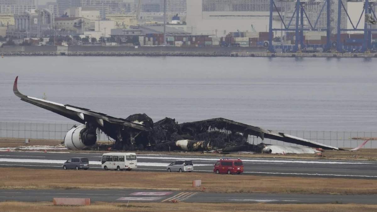 Avión de Japan Airlines que chocó con una aeronave y se incendió