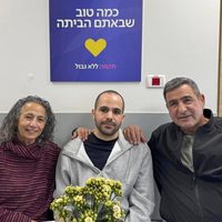 Yardén Bibas, el argentino-israelí liberado por Hamas, salió del hospital tras su liberación y sigue esperando a su familia