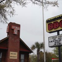 Demandan a restaurante por racismo y acoso sexual