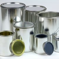 Con una lata de pintura que ibas a tirar y estos recortes de papeles, creá la maceta "Boho" más chic y trendy para tu casa