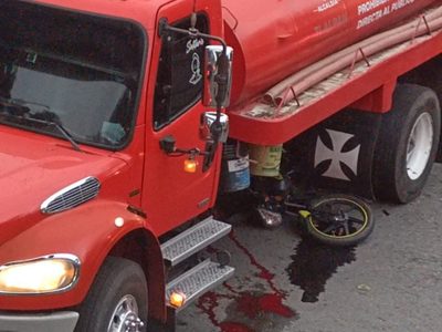 Pipa de agua atropella y mata a dos motociclistas en la carretera México-Cuernavaca