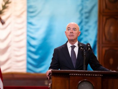 Mayorkas: la ley migratoria de Texas "es inconstitucional"