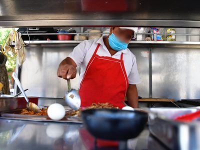 Encuentran bacterias fecales en salsas de puestos cercanos al Metro de la CDMX