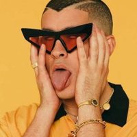 "¡Fuera abajo!" Bad Bunny tropezó en vivo con un bailarín y lo fue a buscar ¡Mirá!