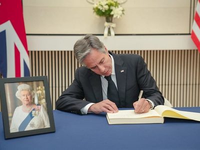 Blinken agradece el "liderazgo firme" de Isabel II en la firma del libro de condolencias