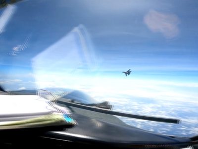 Ejército de EU denuncia maniobra agresiva e insegura de avión de combate chino