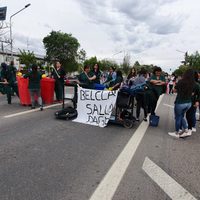 Personal de limpieza del Bouquet Roldán, con retención de servicios y corte de ruta por falta de pag