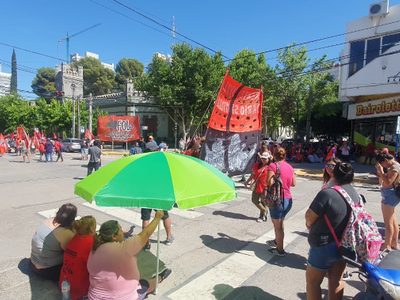 Acampe frente a Casa de Gobierno: exigen el pago de programas nacionales y provinciales más bono