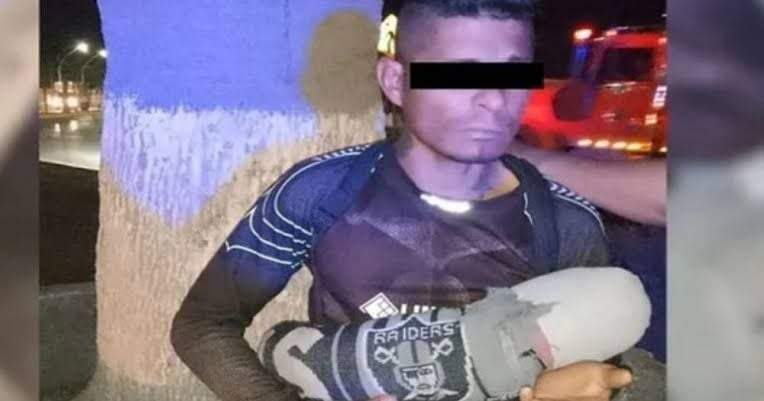 El sujeto pedía limosna utilizando un bebé hecho con trapos