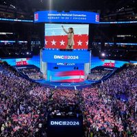Día 2 de Convención demócrata: Ovación a los Obama y promesa de Harris para "un camino diferente"