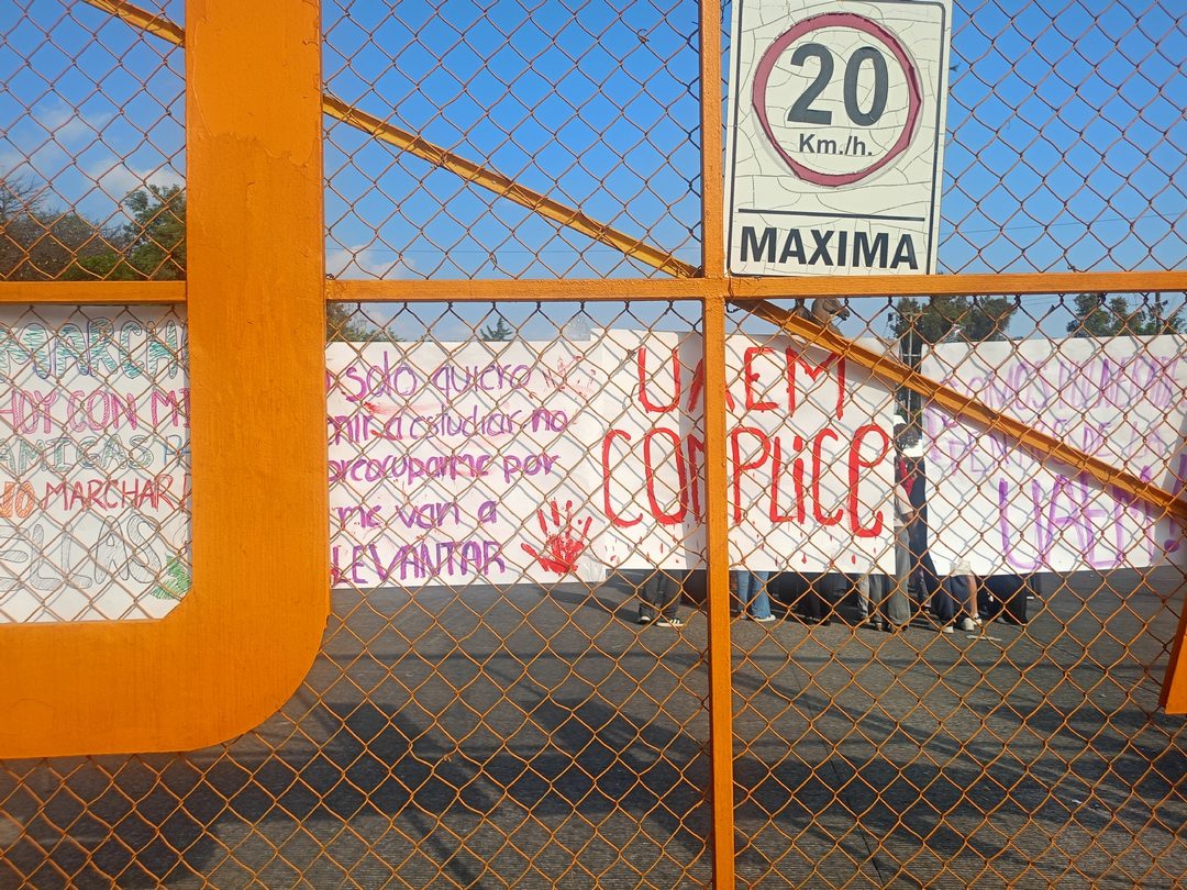 Fotos 5 así acusan de cómplice a la UAEM con pancartas en la puerta 1 de la UAEM