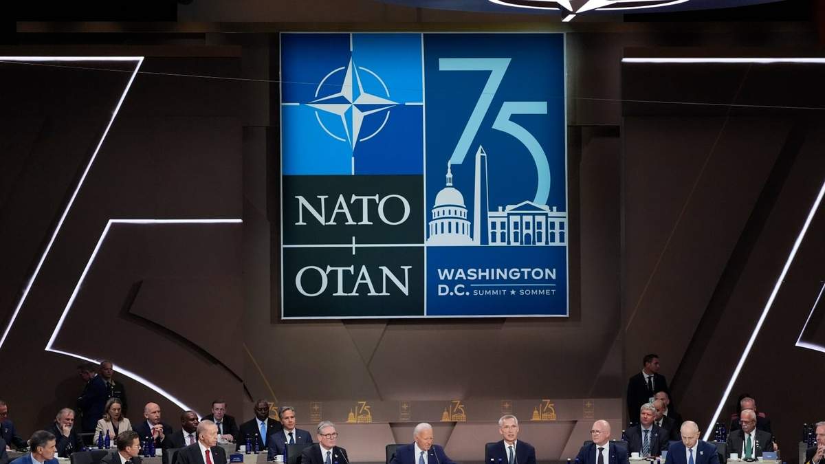 El presidente Joe Biden habla durante la reunión de la OTAN