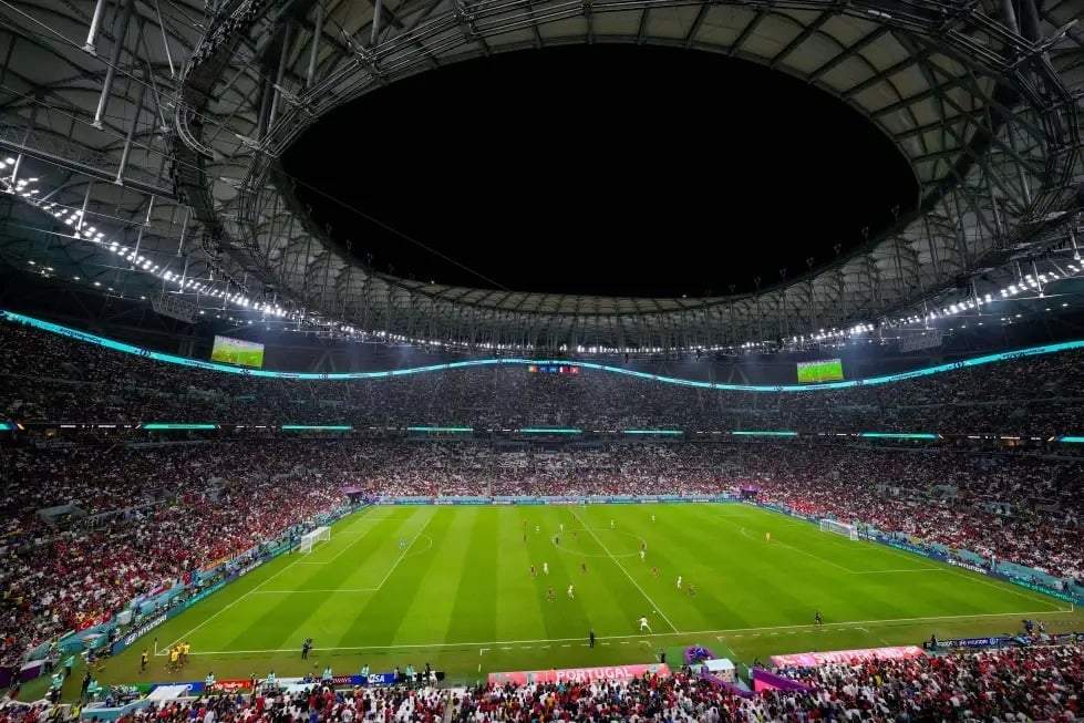 Las gradas están repletas de espectadores durante el partido de octavos de final de la Copa Mundial de Fútbol entre Portugal y Suiza, en el Estadio Lusail de Lusail, Qatar, el 6 de diciembre de 2022.