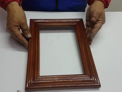 No tires los portarretratos viejos y rotos: transformalos en este bonito organizador para el baño, en solo minutos