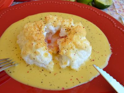 El truco para hacer huevos nube para el desayuno: se deshacen en tu boca y no los vas a querer de otra forma