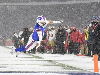 Josh Allen anota por aire, tierra y recibiendo para que Bills aplastaran 35-10 a 49ers