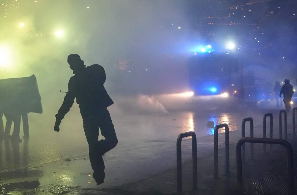 Manifestantes se enfrentan a la policía antidisturbios durante una protesta contra los Juegos Olímpicos de Milán-Cortina 2026, en Milán, Italia, el sábado 7 de febrero de 2026