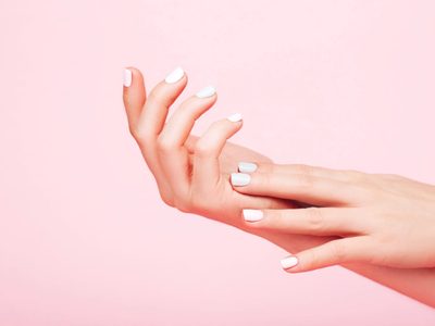 Los 3 colores de Nail Art para uñas cortas que destronan a la manicura francesita este invierno