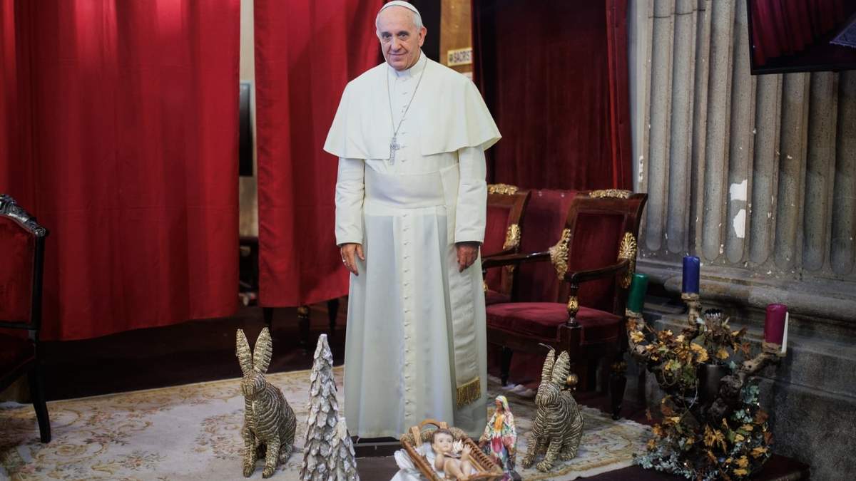 Una réplica de cartón del Papa Francisco en la presentación del libro 'Os ruego en nombre de Dios', del Papa Francisco, en la Iglesia de San Antón, a 14 de diciembre de 2022, en Madrid (España)