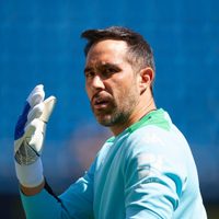 Tras anunciar su retiro: la insólita despedida de un político chileno a Claudio Bravo