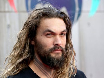 ¿Qué le pasó?Jason Momoa en un video abraza a otro hombre ¡Incluye romance!
