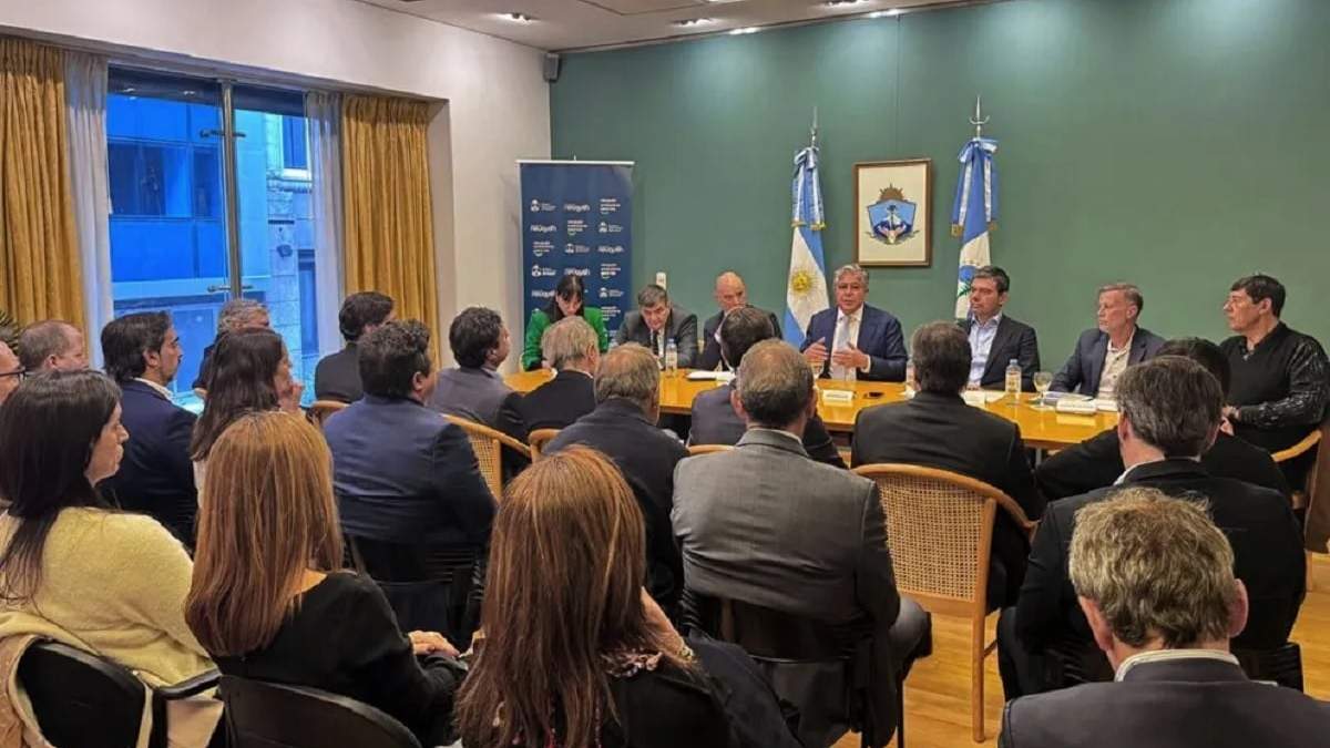 El gobernador Rolando Figueroa impulsó la Mesa de Competitividad de Vaca Muerta. Fuente (Neuquén Informa)