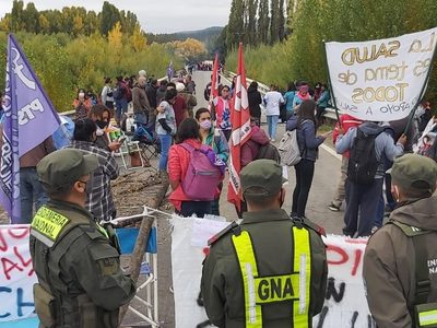 El personal de salud de Neuquén bloquea la ruta turística en la zona sur
