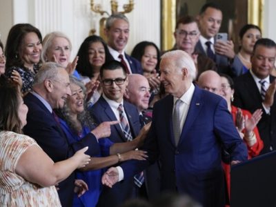 Medio millón de migrantes podrían naturalizarse estadunidenses según nuevo plan de Biden