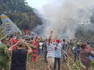 Al menos 66 muertos en choque de avión militar en Colombia, dice jefe de las fuerzas armadas