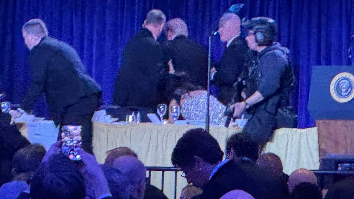 Agentes del Servicio Secreto rodean al presidente Donald Trump, tercero desde la izquierda, mientras es sacado del escenario tras un tiroteo fuera del salón durante la Cena de Corresponsales de la Casa Blanca, sábado 25 de abril de 2026, en Washington