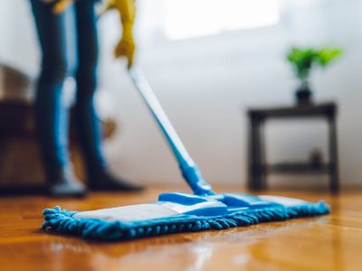 La receta mágica de solo 5 ingredientes que dejará los pisos de tu casa relucientes y sin manchas