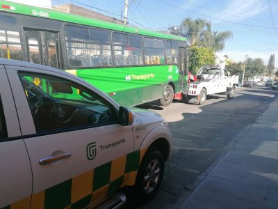 Revocan licencia al chofer que agredió a la persona que le pidió no tirar basura