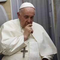 El papa Francisco reconoció que debe bajar el ritmo de sus viajes o “hacerse a un lado”
