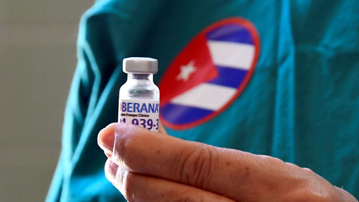 Un envase con dosis de la vacuna contra el coronavirus Soberana 02. Fuente: (Twitter)
