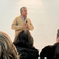 Rolando Figueroa también estuvo de campaña en Plaza Huincul
