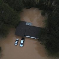 Al menos 16 muertos por inundaciones y tornados mientras las tormentas azotan desde Texas hasta Ohio