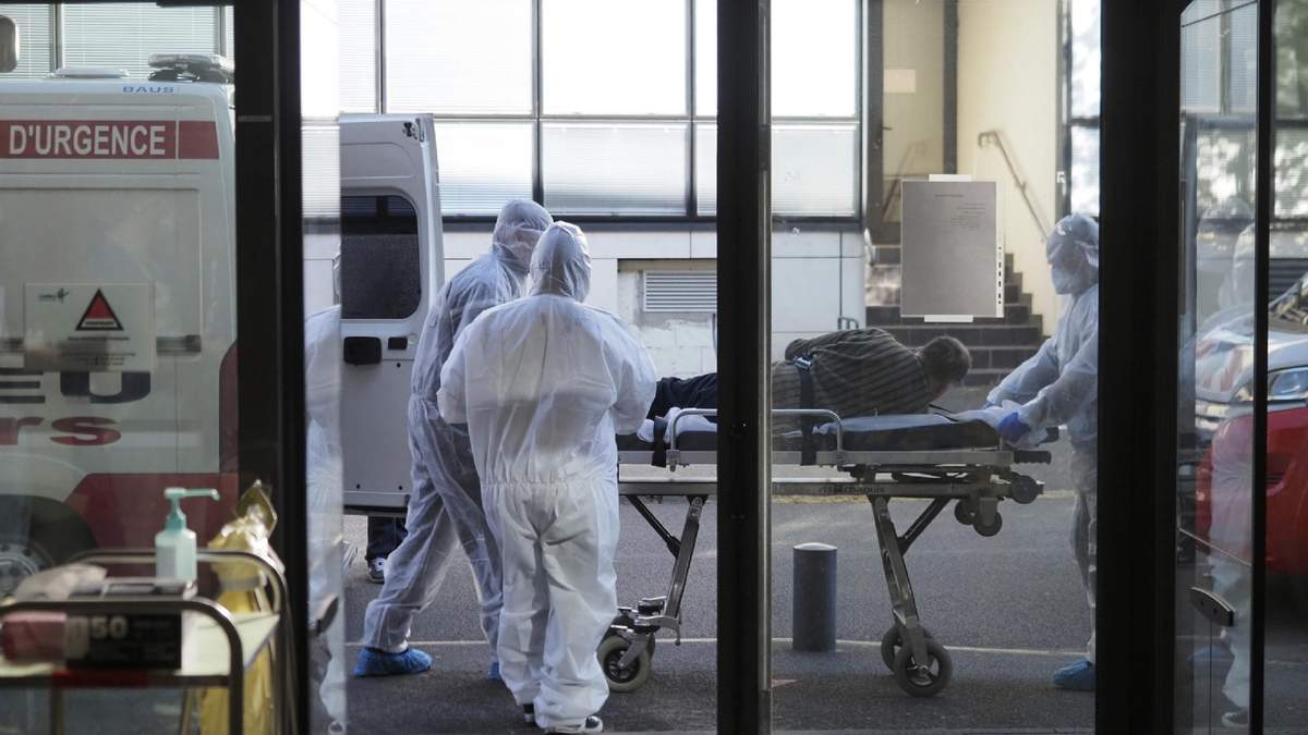 La mitad de las camas de los hospitales franceses ya están ocupadas. Fuente: (Twitter)