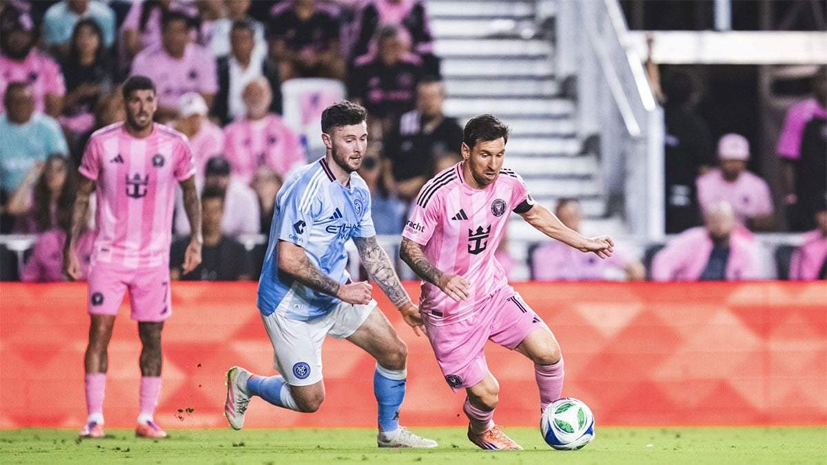 Leo Messi con el balón.