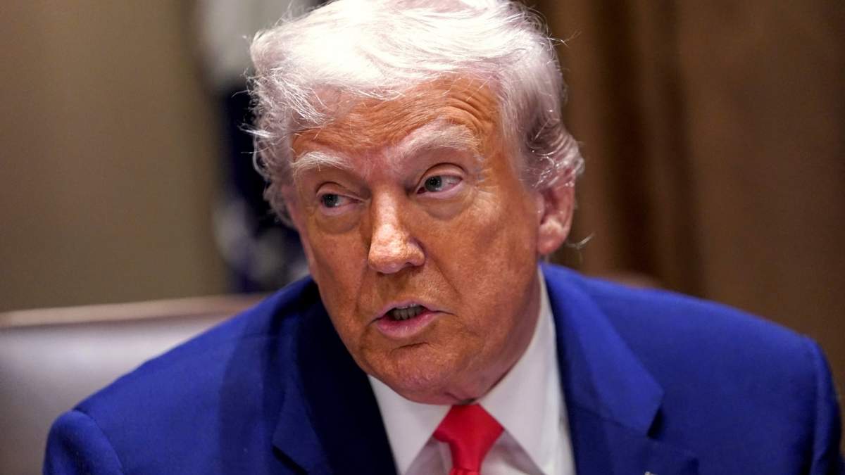 El presidente Donald Trump habla en una reunión en la Sala del Gabinete de la Casa Blanca, el jueves 10 de abril de 2025, en Washington