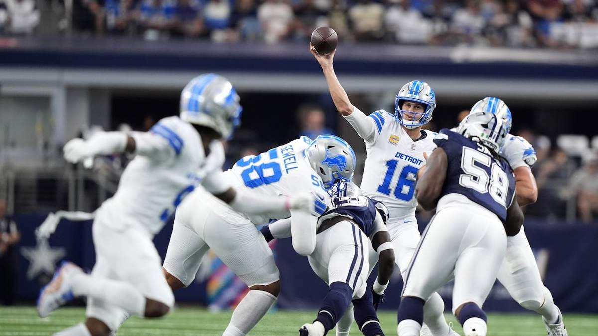 Jared Goff lanza un pase durante el juego contra Dallas