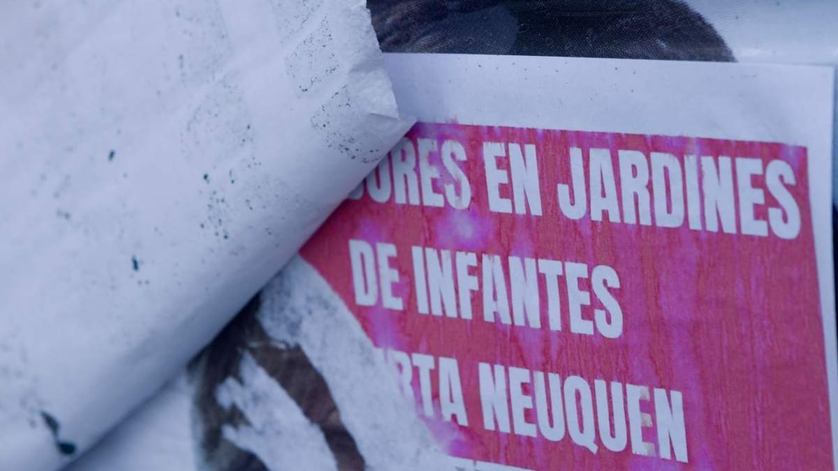 Aparecieron pegatinas con fotos y nombres de docentes acusados. Fuente: (Emiliano Ortiz)