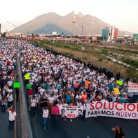 Nuevo León: presionan profesores con marcha