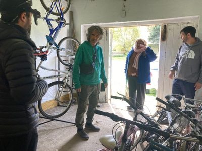 Una red de vecinos solidarios de Villa la Angostura impulsa el programa Banco de Bicis