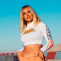 "¡Se ve demasiado!" Karol G olvidó subir su cremallera y la cámara no la perdonó