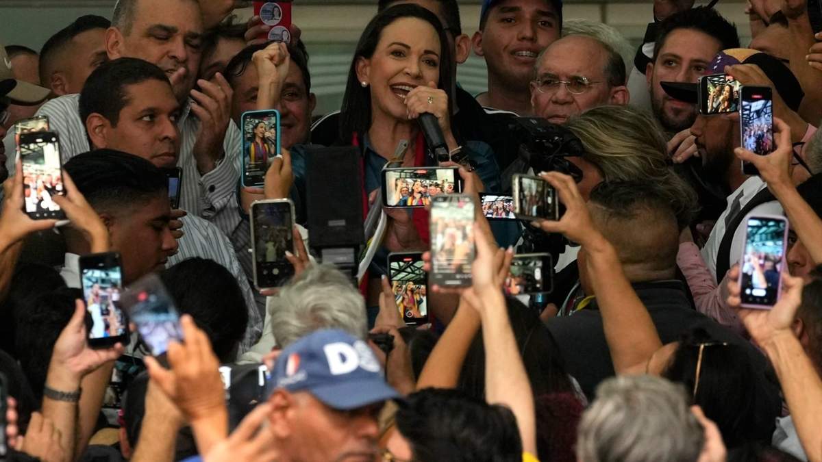 La líder opositora María Corina Machado habla con sus simpatizantes después de inscribirse para participar en las elecciones primarias de la oposición