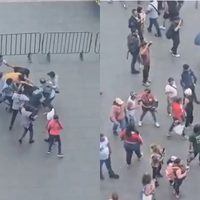 Comerciantes ambulantes arman campal en Zócalo de la CDMX por espacios para vender (Videos)