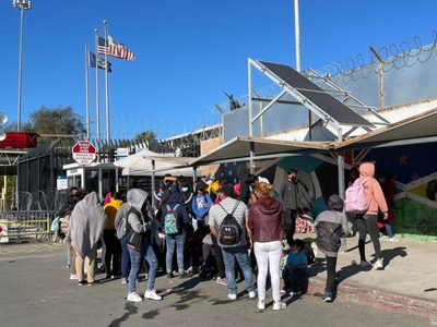 Desplazados van a garita de Otay en demanda de asilo político en EU