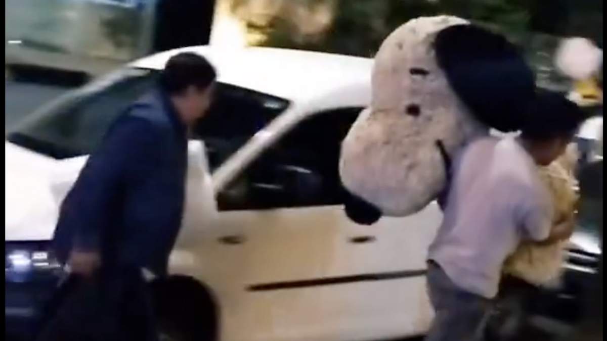 El momento en el que el sujeto se lleva la figura del personaje animado