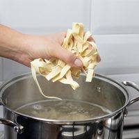 Cocinar la pasta con el fuego apagado en medio de la crisis energética en Italia